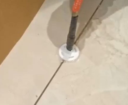 萝北瓷砖空鼓维修公司专业解答瓷砖在铺贴过程中，如果没有涂抹均匀到位的粘结材料（如水泥砂浆或瓷砖胶），可能会导致以下问题